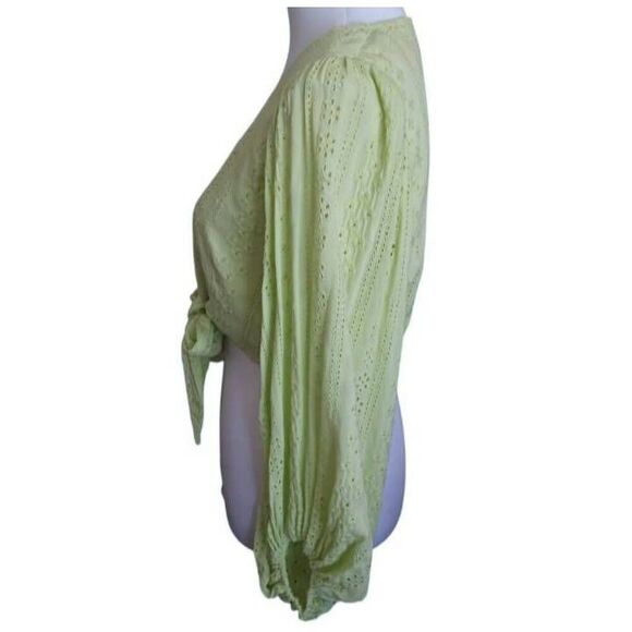 SKYLAR + MADISON LIME EYELET CROP TOP SZ.M EUC. - Picture 2 of 6